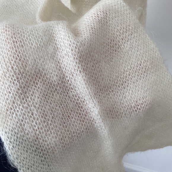 GAP Off White Scarf - Picture 5 of 7